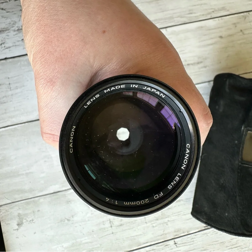 VINTAGE PREOWNED CANON LENS FD 200 MM 1:4 BLACK LENS WITH CAP AND CASE
